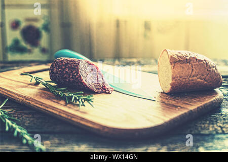 Salami, Baguette, Frühstück, Sommermorgen, Küchentisch, Essen Stockfoto