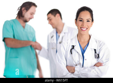 Attraktiver junger Arzt lächelnd, anderen Arzt Krankenpfleger in isolierten weißen Hintergrund Shake Hand geben Stockfoto