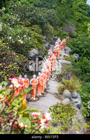 Buddhas hintereinander in einer Reihe an der Buddhistischen Museum der Goldenen Tempel Dambulla Stockfoto