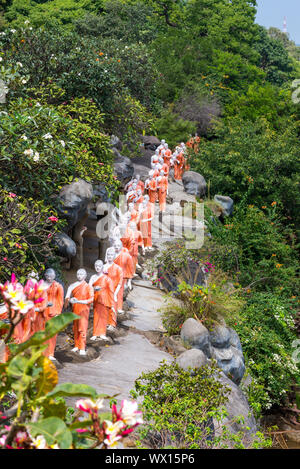 Buddhas hintereinander in einer Reihe an der Buddhistischen Museum der Goldenen Tempel Dambulla Stockfoto