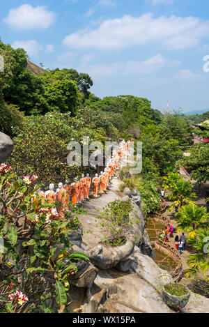 Buddhas hintereinander in einer Reihe an der Buddhistischen Museum der Goldenen Tempel Dambulla Stockfoto