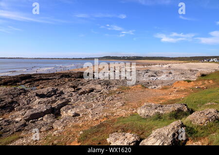 Die wunderschöne Küste von South Wales mit seinen sandigen Stränden und Felsen mit einem sehr hohen Aufstieg und Fall der Gezeiten Strände sind expansive bei Ebbe. Stockfoto