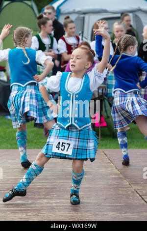 Junge Highland Dancing Girls in der Highland Games in Peebles. Peebles, Scottish Borders, Schottland Stockfoto