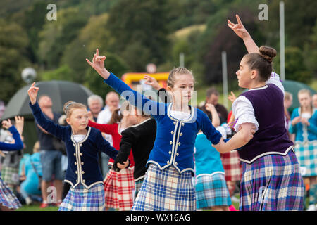 Junge Highland Dancing Girls in der Highland Games in Peebles. Peebles, Scottish Borders, Schottland Stockfoto