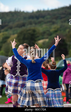 Junge Highland Dancing Girls in der Highland Games in Peebles. Peebles, Scottish Borders, Schottland Stockfoto