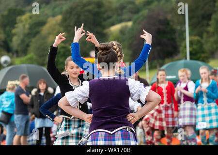 Junge Highland Dancing Girls in der Highland Games in Peebles. Peebles, Scottish Borders, Schottland Stockfoto