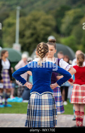 Junge Highland Dancing Girls in der Highland Games in Peebles. Peebles, Scottish Borders, Schottland Stockfoto