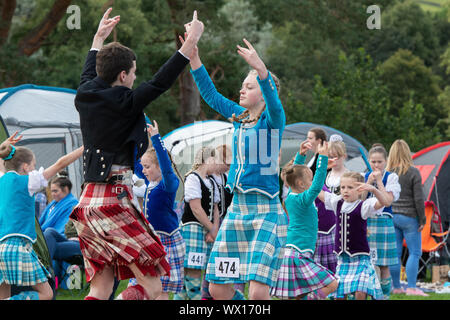 Junge Highland Dancing Girls in der Highland Games in Peebles. Peebles, Scottish Borders, Schottland Stockfoto