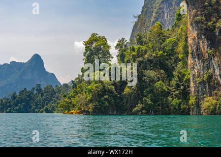 Der Khao Sok National Park mit dem künstlichen Cheow Lan Lake im Süden von Thailand Stockfoto