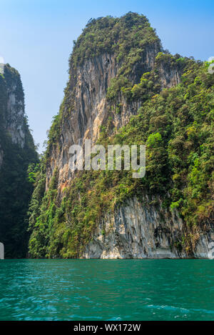 Der Khao Sok National Park mit dem künstlichen Cheow Lan Lake im Süden von Thailand Stockfoto