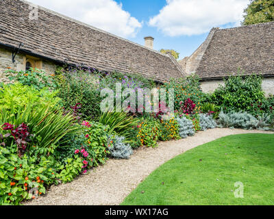 Markante gemischte Staudengrenze von winterharten Stauden und Jahrgängen im Great Chalfield Manor in Wiltshire Stockfoto