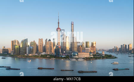 Skyline von Shanghai in der untergehenden Sonne nach dem Glühen Stockfoto