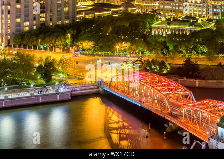 Shanghai alte Stahlbrücke in Abend Stockfoto