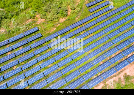 Sonnenkollektoren am Hang Stockfoto