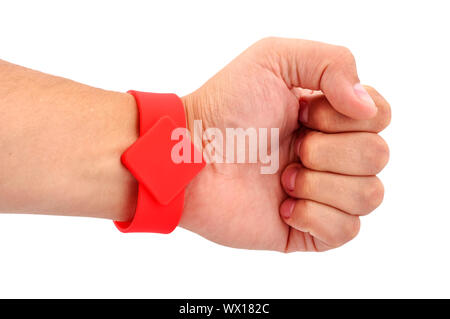 RFID-Armband auf seiner Hand auf weißem Hintergrund Stockfoto