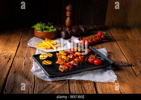 Rustikale Shish Kebab Spieße mit mariniertem Fleisch Schinken Paprika und rote Zwiebel Stockfoto