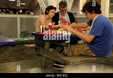 Eine Familie von drei Ihre Meeresfrüchte in Arnold's Hummer & Clam Bar genießen. Eastham. Cape Cod. Massachusetts. USA Stockfoto