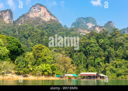 Der Khao Sok National Park mit dem künstlichen Cheow Lan Lake im Süden von Thailand Stockfoto