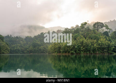 Nebligen Berge am frühen Morgen auf dem Cheow Lan Lake im Nationalpark Khao Sok in Thailand Stockfoto