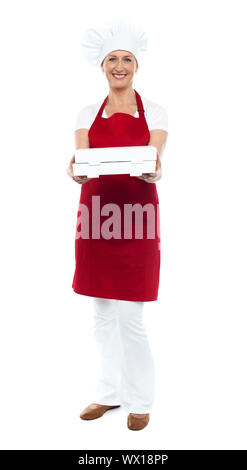 In voller Länge Portrait von Frau Koch bietet heißen frische Pizza gut verpackt Stockfoto