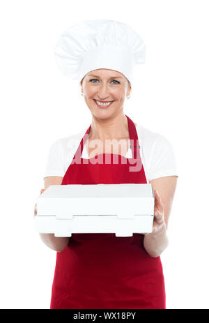 Weibliche Bäcker präsentieren Ihnen Pizza in einer Box verpackt. Guten Appetit Stockfoto