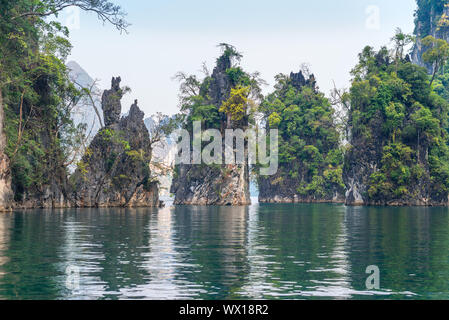 Der Khao Sok National Park mit dem künstlichen Cheow Lan Lake im Süden von Thailand Stockfoto