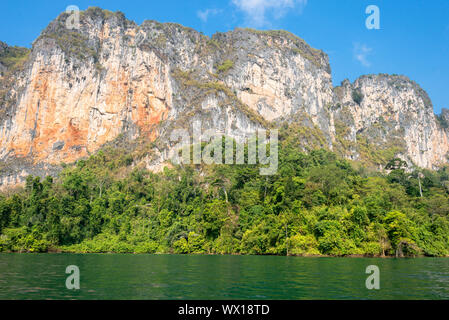 Der Khao Sok National Park mit dem künstlichen Cheow Lan Lake im Süden von Thailand Stockfoto