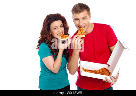 Entzückende junge Paar genießt leckeren Pizza. Indoor Studio gedreht Stockfoto