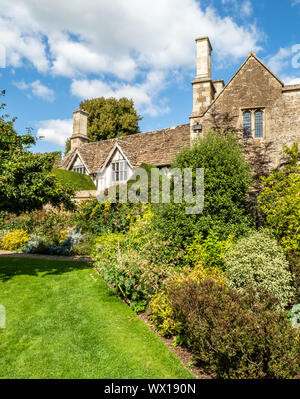 Charmante informellen Gärten der spätmittelalterlichen Great Chalfield Manor in Wiltshire UK Stockfoto