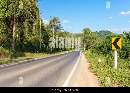 Der Straße durch den Nationalpark Khao Sok im Süden von Thailand Stockfoto