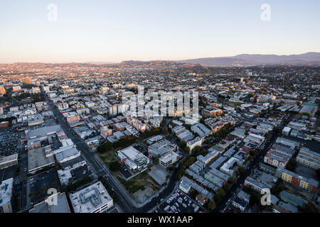 Los Angeles, Kalifornien, USA - 20. Februar 2018: Am frühen Morgen Luftbild oben 6. Straße im städtischen Korea Town Bereich von Los Angeles. Stockfoto