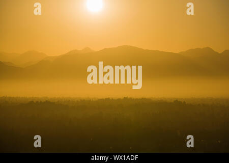 Hot smoggy Sommer Sonne über dem San Fernando Valley und San Gabriel Mountains in Los Angeles, Kalifornien. Stockfoto