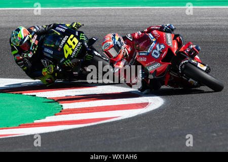 VALENTINO ROSSI, ITALIENISCHER MOTOGP-FAHRER NUMMER 46 (MIT SPEZIELLEN CELEBRATIVE HELM MISANO) für YAMAHA MONSTER TEAM - Andrea Dovizioso, italienischer Mitfahrer Stockfoto