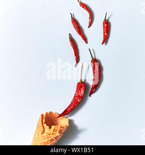 Red Hot Chili Peppers trocken in einem Wafer Kegel auf grauem Hintergrund, Ansicht von oben Stockfoto