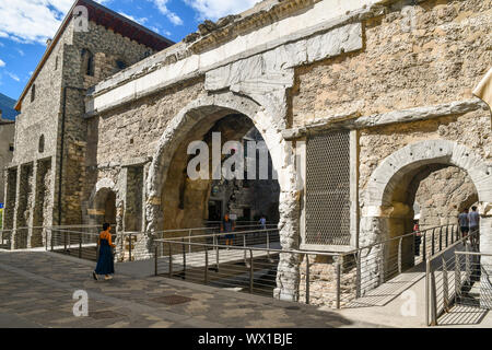 Blick auf die Porta Praetoria (Pretoria Tor) der östlichen Eingang der römischen Stadt Augusta Praetoria (Aosta) Salassorum heute in 25 BC, Italien Stockfoto