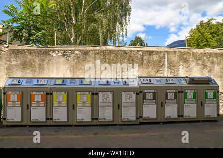 Moderne Mülleimer zur Mülltrennung (Glas, Papier, Kunststoff, organischen Abfällen und undifferenzierte) im Zentrum der Stadt Aosta, Aostatal, Italien Stockfoto