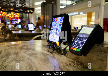 Tabletten für Bestellung und Bezahlung für Essen in der Abflughalle am Flughafen Toronto Pearson Stockfoto