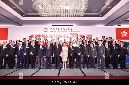 Hongkong, China. 16 Sep, 2019. Chief Executive von China's Hong Kong Special Administrative Region (HKSAR) Carrie Lam stellt für ein Gruppenfoto mit den Gästen bei einem Empfang von der Hong Kong Chinesen der Importeure und Exporteure' Association statt der 70. Jahrestag der Gründung der Volksrepublik China im Süden Chinas Hongkong, Sept. 16, 2019. Quelle: Xinhua/Alamy leben Nachrichten Stockfoto