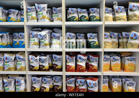 Tüten Kartoffelchips für den Verkauf in Cape Cod Potato Chip factory Souvenirshop.. USA Massachusetts Hyannis. Stockfoto