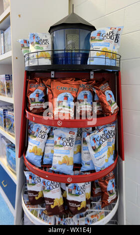 Tüten Kartoffelchips für den Verkauf in Cape Cod Potato Chip factory Souvenirshop.. USA Massachusetts Hyannis. Stockfoto