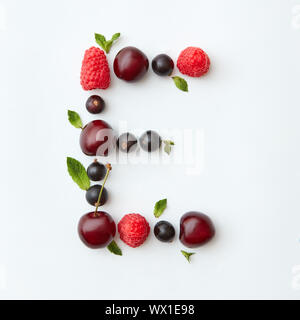 Frische früchte Muster der Buchstaben E englische Alphabet aus natürlichen reife Beeren - schwarze Johannisbeeren, Kirschen, Himbeeren, minzeblatt isol Stockfoto