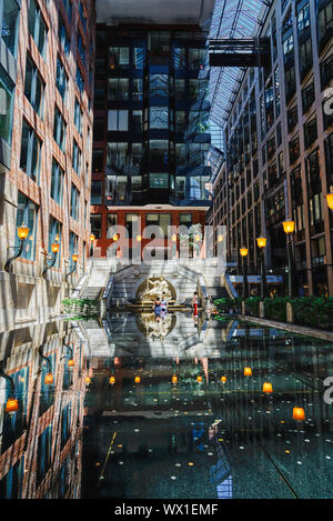 Die Innenseite des World Trade Center (Centre de Commerce Mondial) in Montreal, spiegelt sich in einem Spiegel pool Stockfoto