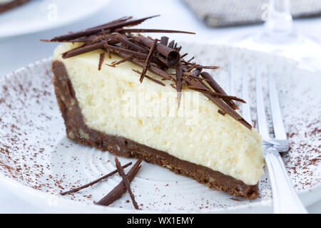 Gebackene lemon Cheesecake dekoriert mit Schokolade caraques Stockfoto