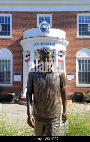 Die Bronzestatue des früheren Präsidenten John F. Kennedy vor John F. Kennedy Hyannis Museum alias JFK Museum.. Cape Cod Hyannis Massachusetts. USA. Stockfoto