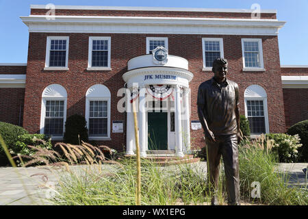 Die Bronzestatue des früheren Präsidenten John F. Kennedy vor John F. Kennedy Hyannis Museum alias JFK Museum.. Cape Cod Hyannis Massachusetts. USA. Stockfoto