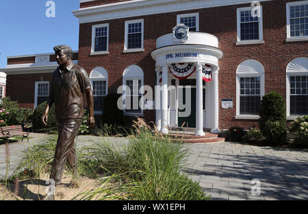 Die Bronzestatue des früheren Präsidenten John F. Kennedy vor John F. Kennedy Hyannis Museum alias JFK Museum.. Cape Cod Hyannis Massachusetts. USA. Stockfoto