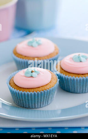 Cupcakes mit blauen Zucker Blumen dekoriert Stockfoto