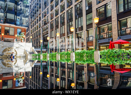 Die Innenseite des World Trade Center (Centre de Commerce Mondial) in Montreal, spiegelt sich in einem Spiegel pool Stockfoto