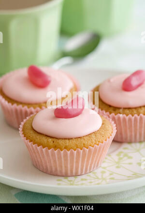 Cupcakes dekoriert mit Zuckerguss und geleebonbons Stockfoto