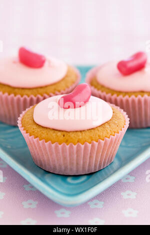 Trio von rosa Cupcakes dekoriert mit geleebonbons Stockfoto